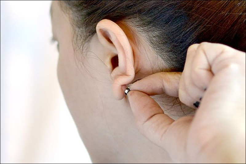 5 bước cơ bản để tháo khuyên tai không đau