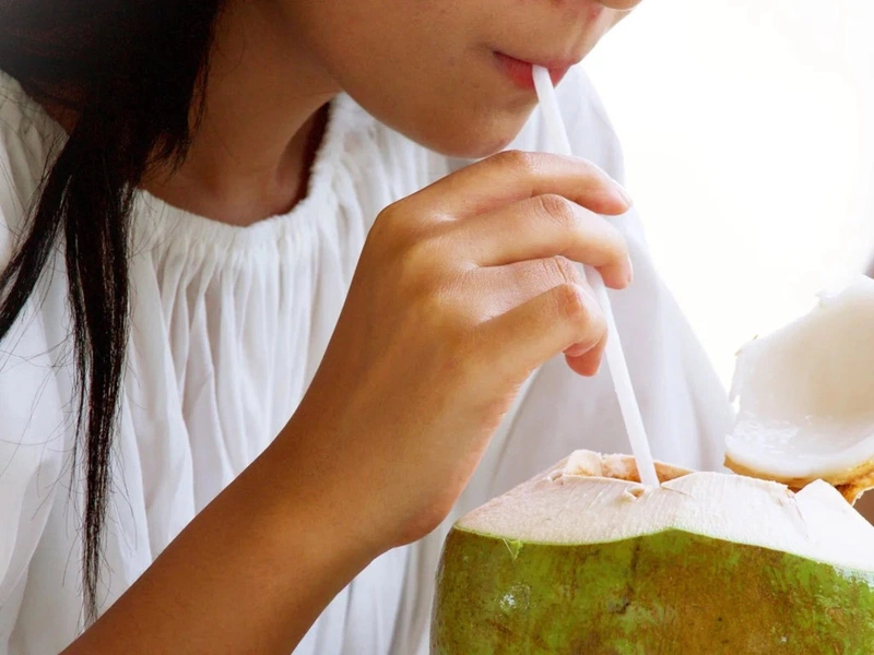 Nâng mũi uống nước dừa được không ?