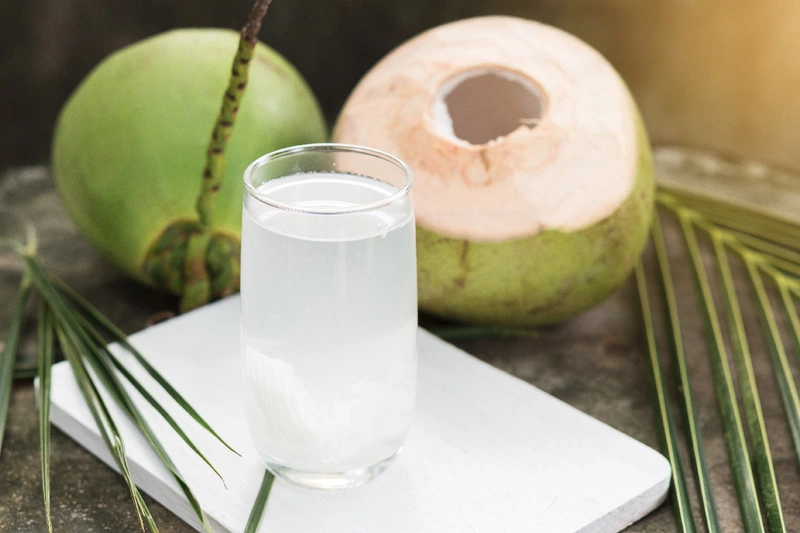 Nâng mũi uống nước dừa được không ?