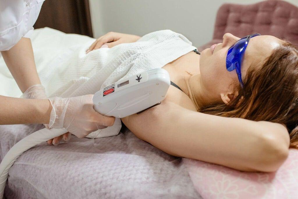 Triệt lông có hại không? Những điều cần biết trước khi quyết định triệt lông vĩnh viễn