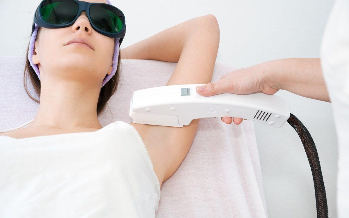 Triệt lông laser có đau không? Bí quyết để bạn không còn e ngại