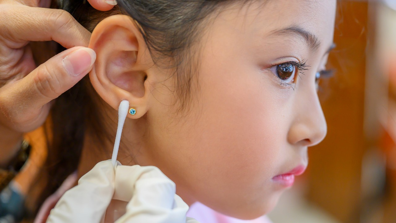 Bấm lỗ tai cho bé Quận Bình Tân